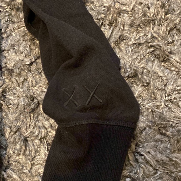 KAWS x Uniqlo x Peanuts Small Snoopy Sweatshirt - Picture 4 of 6